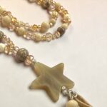 Bettelkette in Beige mit Fossil Jaspis – Lange Boho Halskette mit Horn Stern – Bild 7