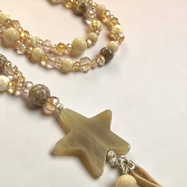 Bettelkette in Beige mit Fossil Jaspis – Lange Boho Halskette mit Horn Stern – Bild 7