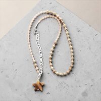 Kette Ama Horn mit Gliederkette - Beiger Fossil Jaspis