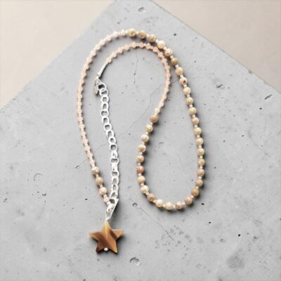 Kette Ama Horn mit Gliederkette - Beiger Fossil Jaspis