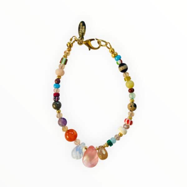 Stylisches Perlenarmband "Mia" Erdbeerquarz Edelsteintropfen mit afrikanischem und böhmischem Glas Gold – Bild 1