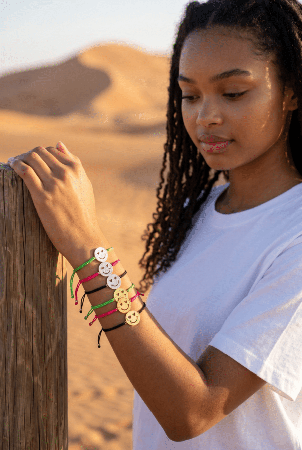 Smiley Armband aus vergoldetem Silber und Stoffkordel – Bild 7