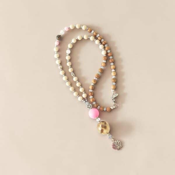 MUSTER MEDIO Einzelstück Rosa Braun Bettelkette aus Olivenholz mit Lederkugel – Bild 5