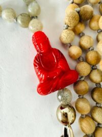 MUSTER Einzelstück handgeknüpft Zedernholz grauer Achat roter Acryl Buddha und Quaste