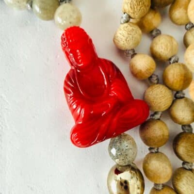 MUSTER Einzelstück handgeknüpft Zedernholz grauer Achat roter Acryl Buddha und Quaste